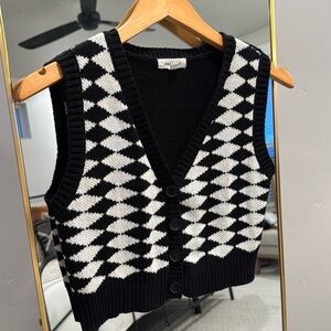 Cute black and white sweater vest M